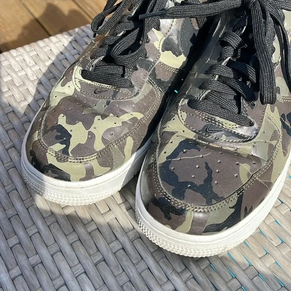 NIKE AIR FORCE 1 LV8 CAMOUFLAGE LOW TOP SNEAKERS WITH WHITE BOTTOM US SIZE 9.5 M - Picture 14 of 15